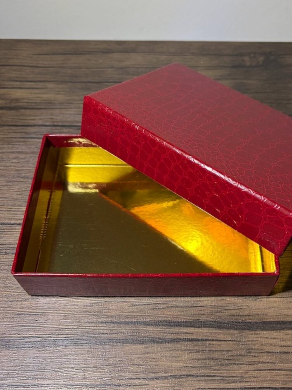 Red Croco Pattern Paper Gift Box with Gold Foil interior